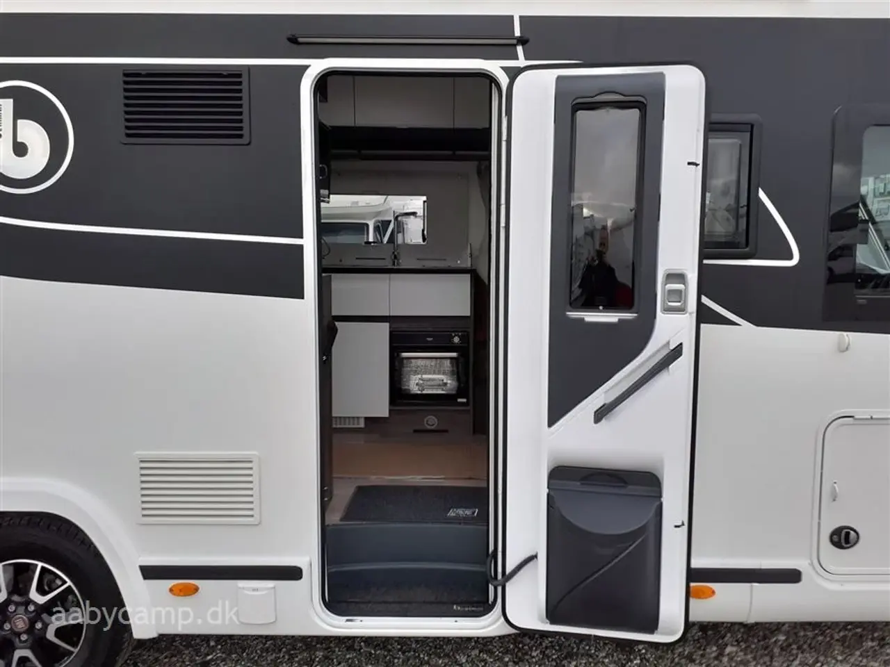 Billede 5 - 2020 - Benimar Amphitryon 957 Lave enkeltsenge. ende badeværelse.face to face siddegruppe.