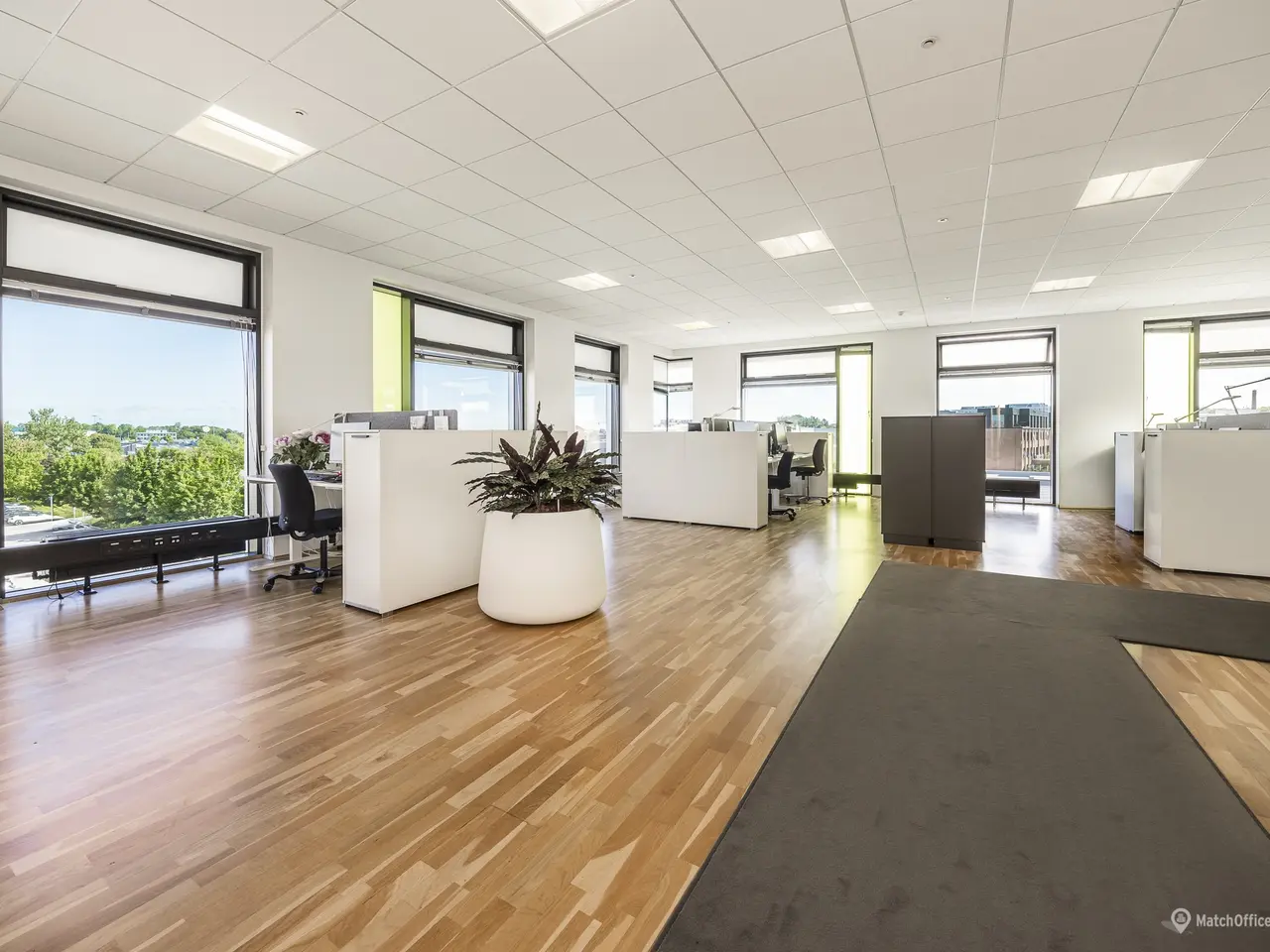 Billede 5 - Moderne kontormiljø med udsigt, dagslys og fleksible arbejdszoner