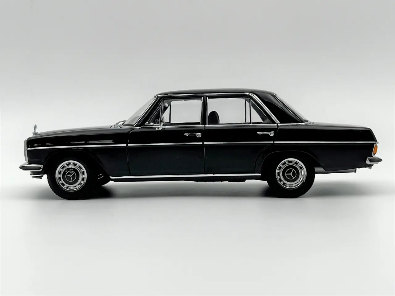 Billede 3 - 1968 Mercedes-Benz 220D /8 AUTOart - 1:18