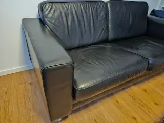 Sofa, 2 pers. Sort blødt læder