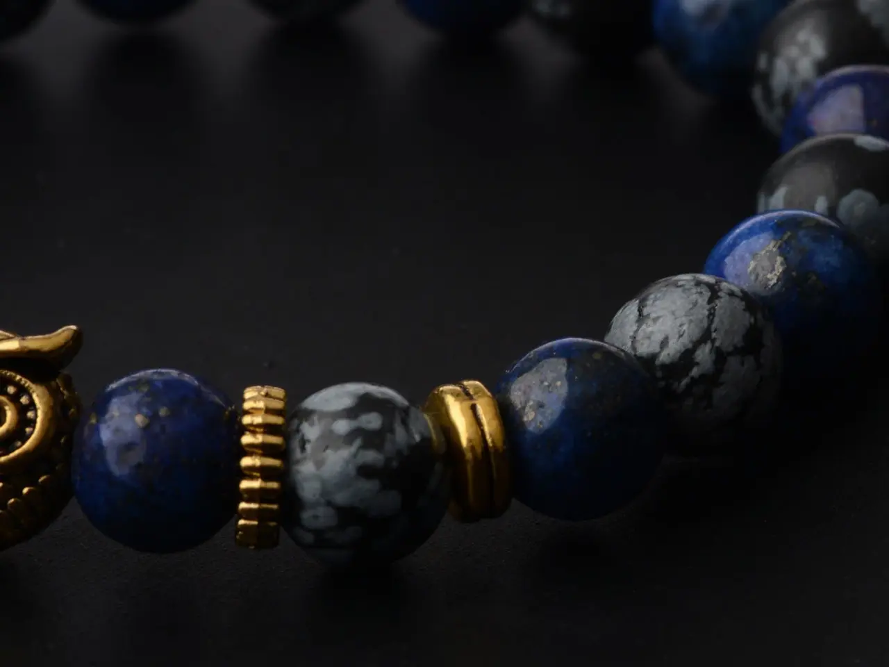 Billede 3 - Armbånd i blå lavasten-Charm:UGLE