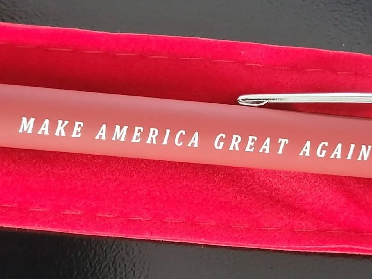 Billede 9 - Trump MAGA luksus kasket, flag, medalje mv