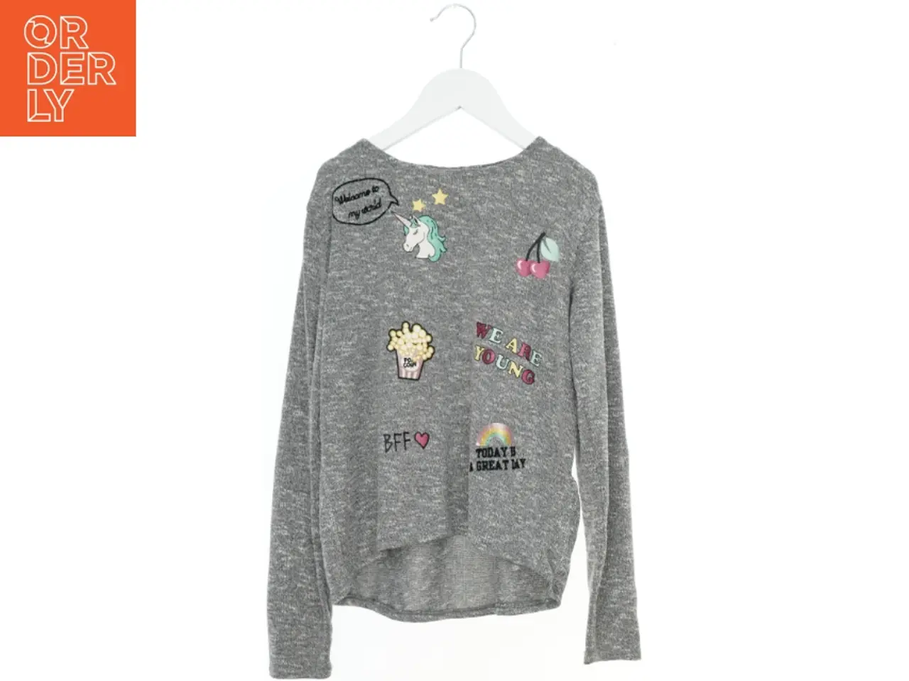 Billede 1 - Grå bluse med farverige illustrationer fra H&M (str. 146)