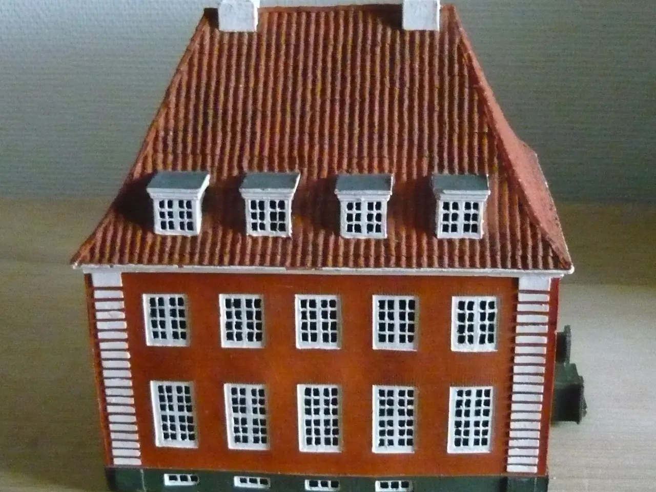 Billede 3 - STORT "TRIP-TRAP" HUS 18X13X18 CM.