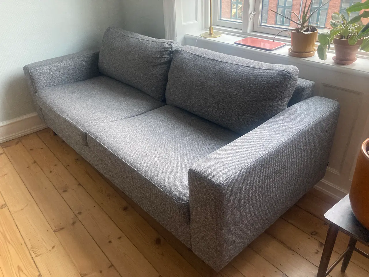 Billede 2 - Grå sofa gives væk 
