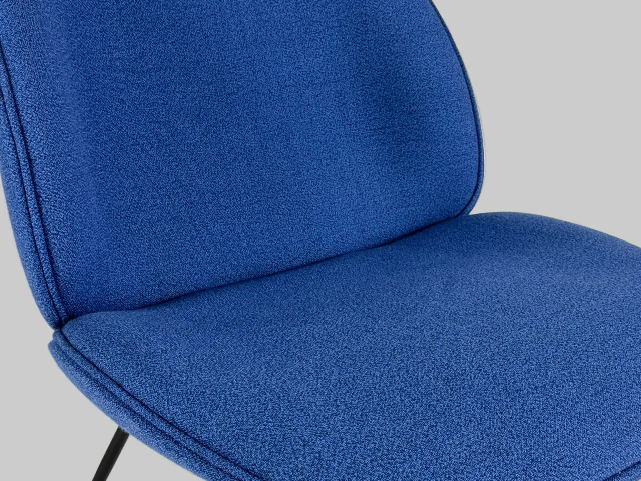 Billede 6 - GUBI Beetle Loungestol – Blå med Sort Stel