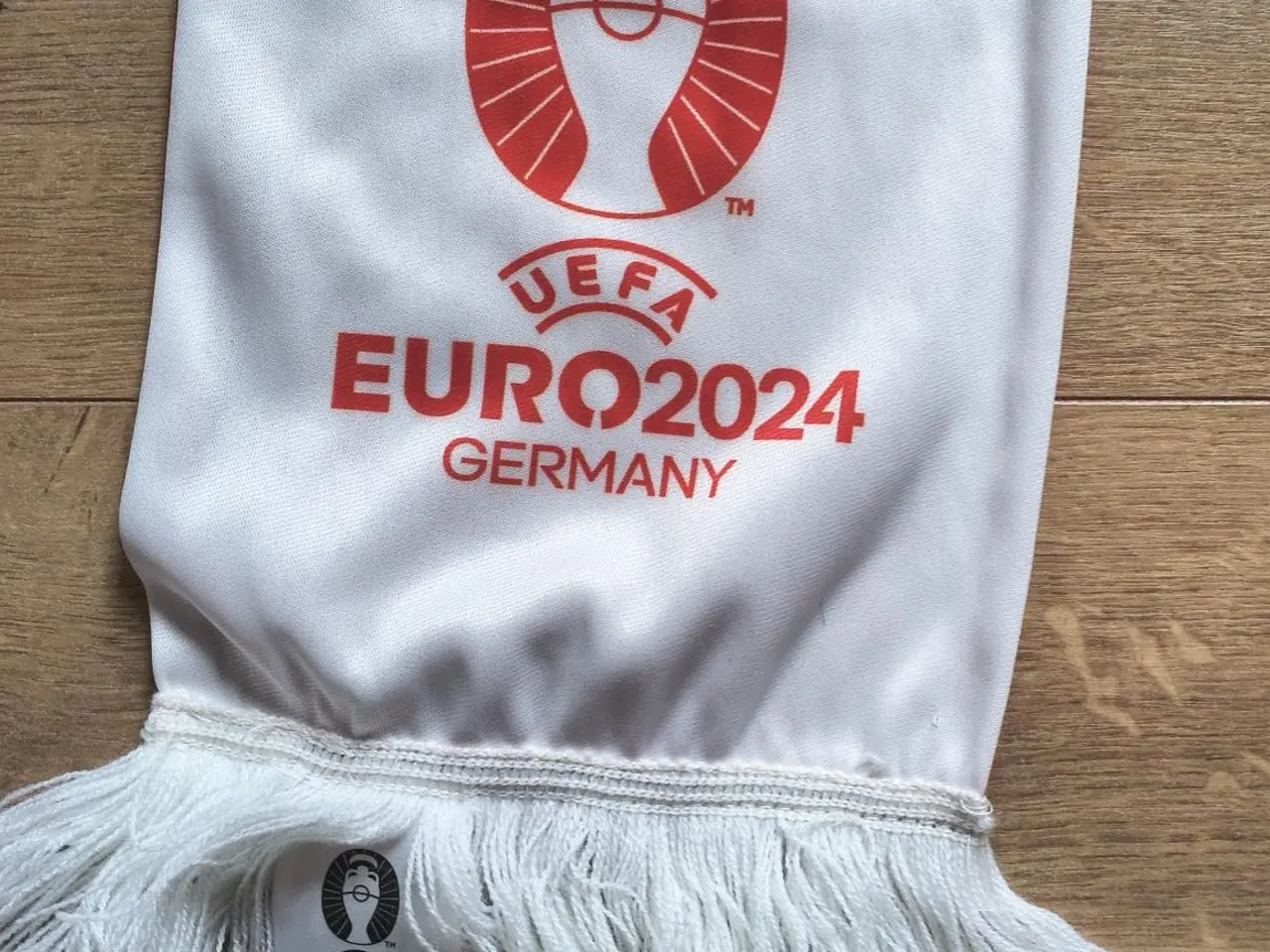 Billede 2 - NYT DANMARK EURO 2024 HALSTØRKLÆDE, 150 CM