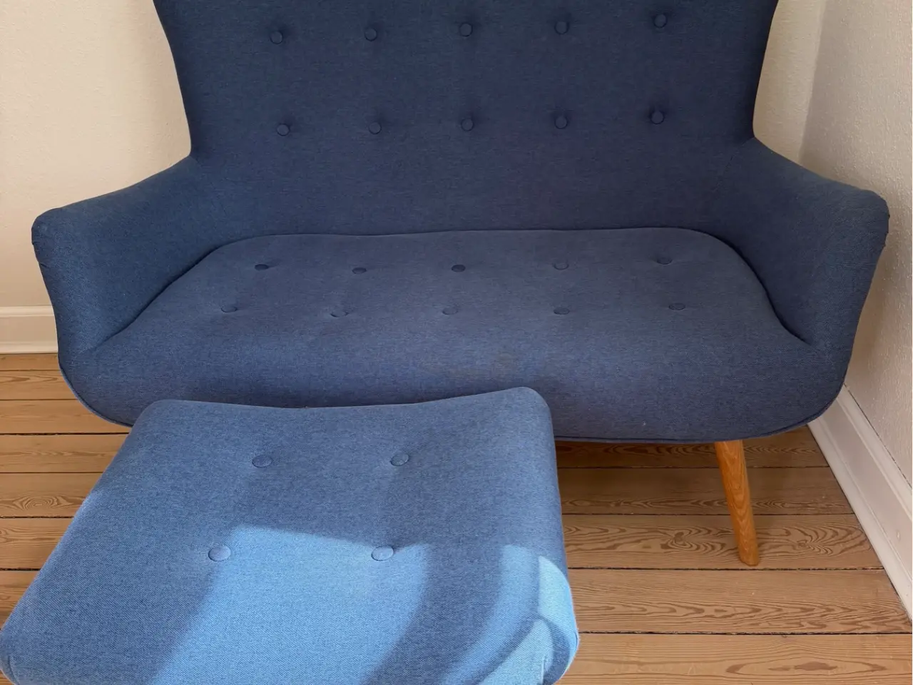 Billede 1 - 2 Pers. Sofa, lænestol og 2 skamler 