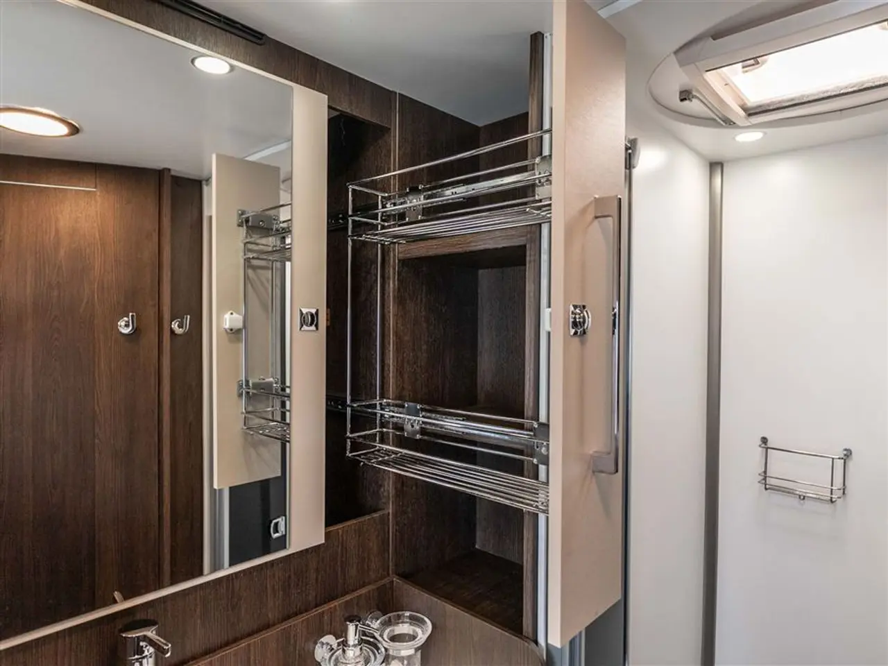 Billede 21 - 2022 - Benimar Tessoro 488 NK Rummelig camper med face-to-face siddegruppe
