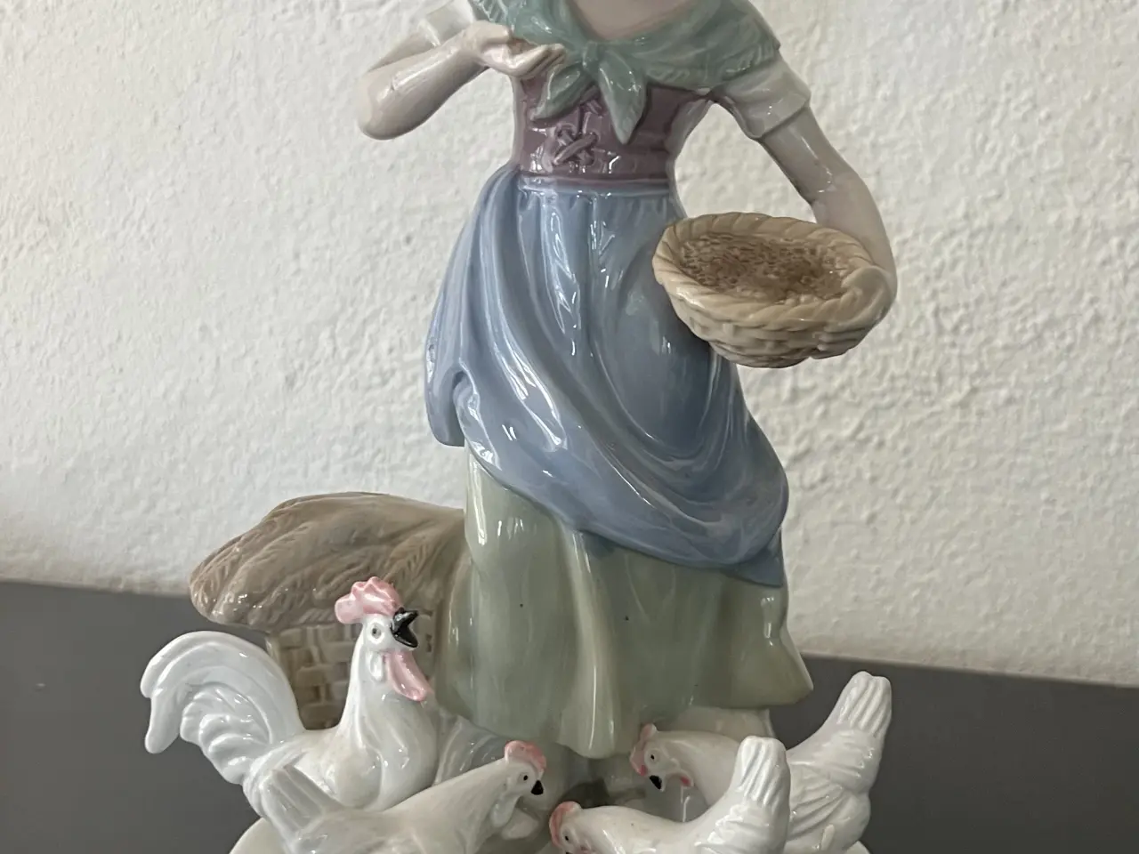 Billede 1 - porcelænsfigur Pigen og hønsene