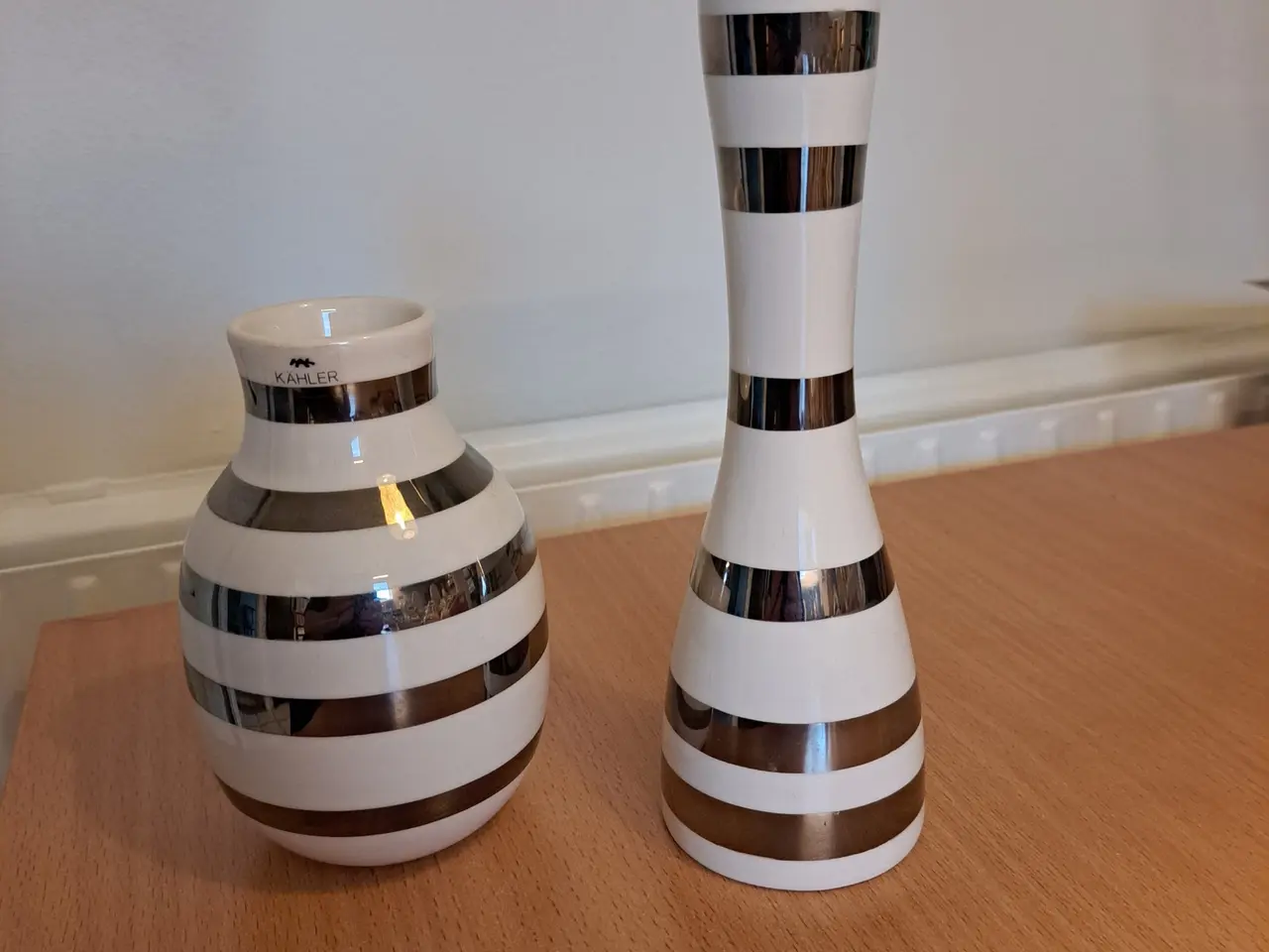 Billede 1 - Kähler Omaggio vase og lystestage i hvid/sølv
