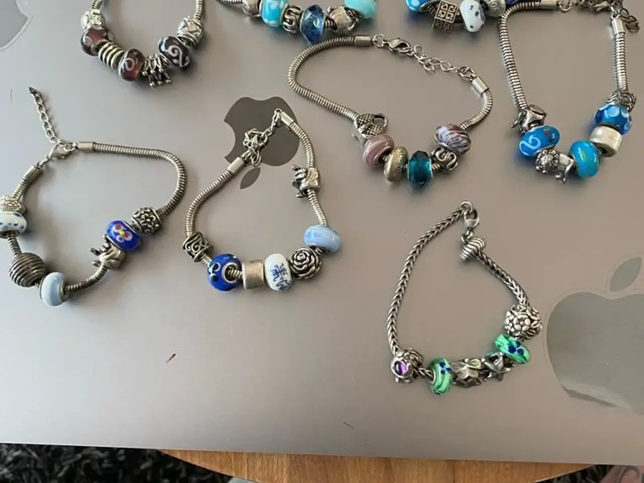 Billede 1 - Søde armbånd med charms