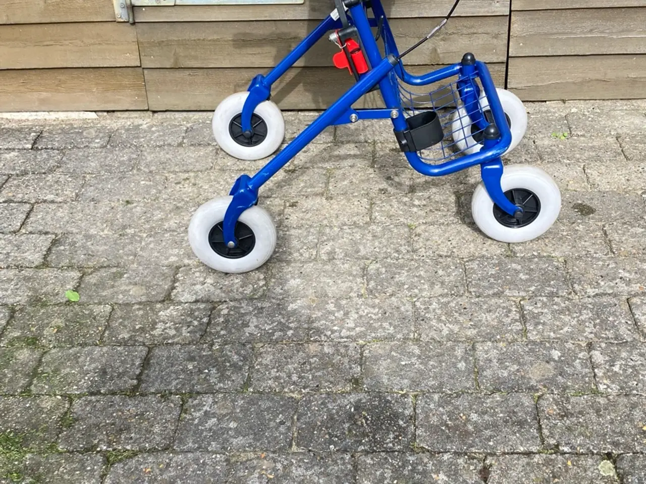 Billede 1 - Robust blå rollator med kurv og sæde