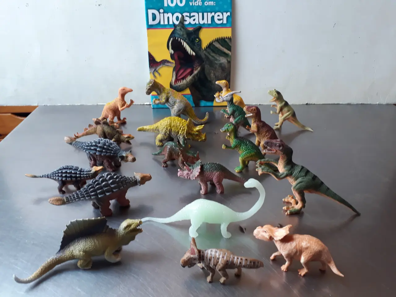 Billede 1 - 20 Dinosaurs og 1 Dinobog