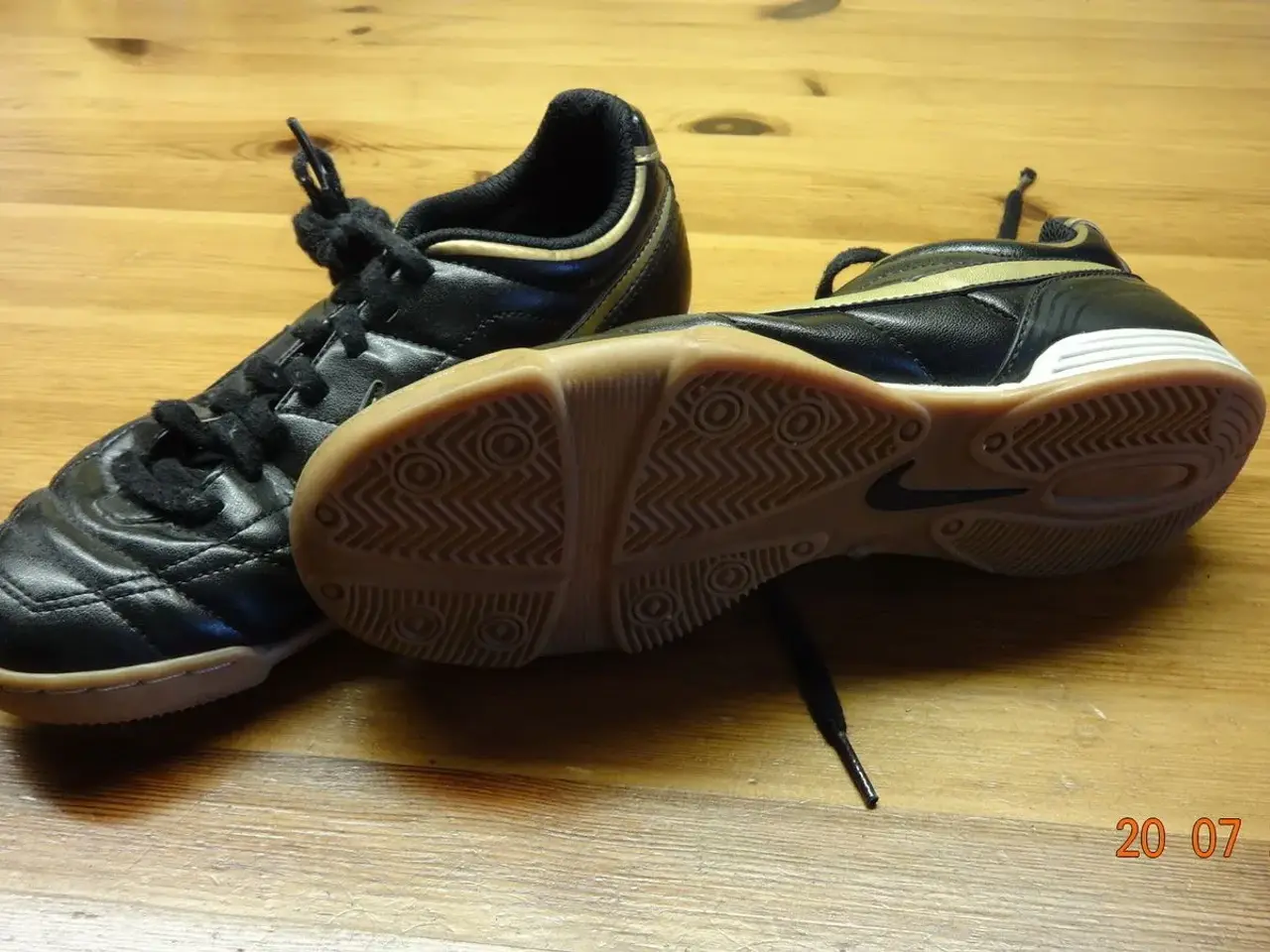 Billede 1 - Nike fritidssko, sort/guld