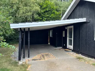Carport i træ med tag af beton tegl