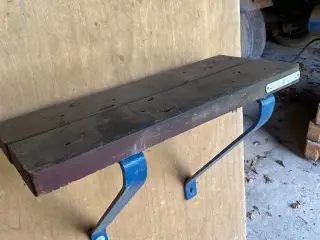 Gammel rustik hylde