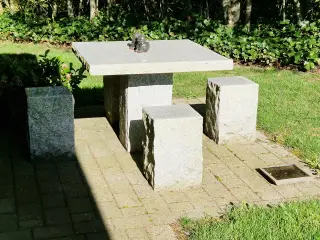 Flot granitsæt - bord og 4 stole