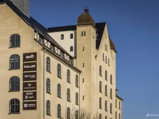 60-80 borde og kun et plan - AI. softwareudvikler. konsulenthus. energiselskab etc.