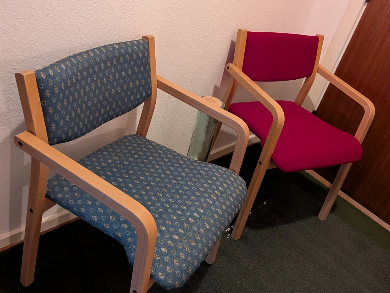 Billede 1 - ARMSTOLE MONTERET MED LÆKKERT BETRÆK - STABELBARE 