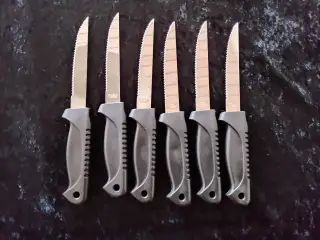 Nye grill-knive, rustfrit stål og sorte plast-greb