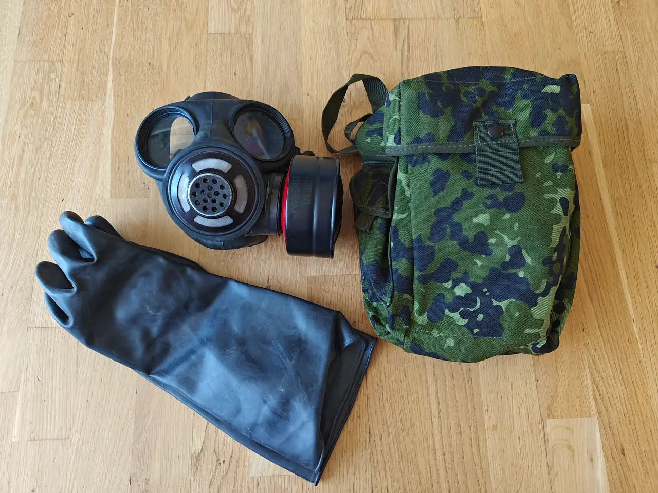 Billede 1 - ABC taske med M/69 gasmaske og hansker