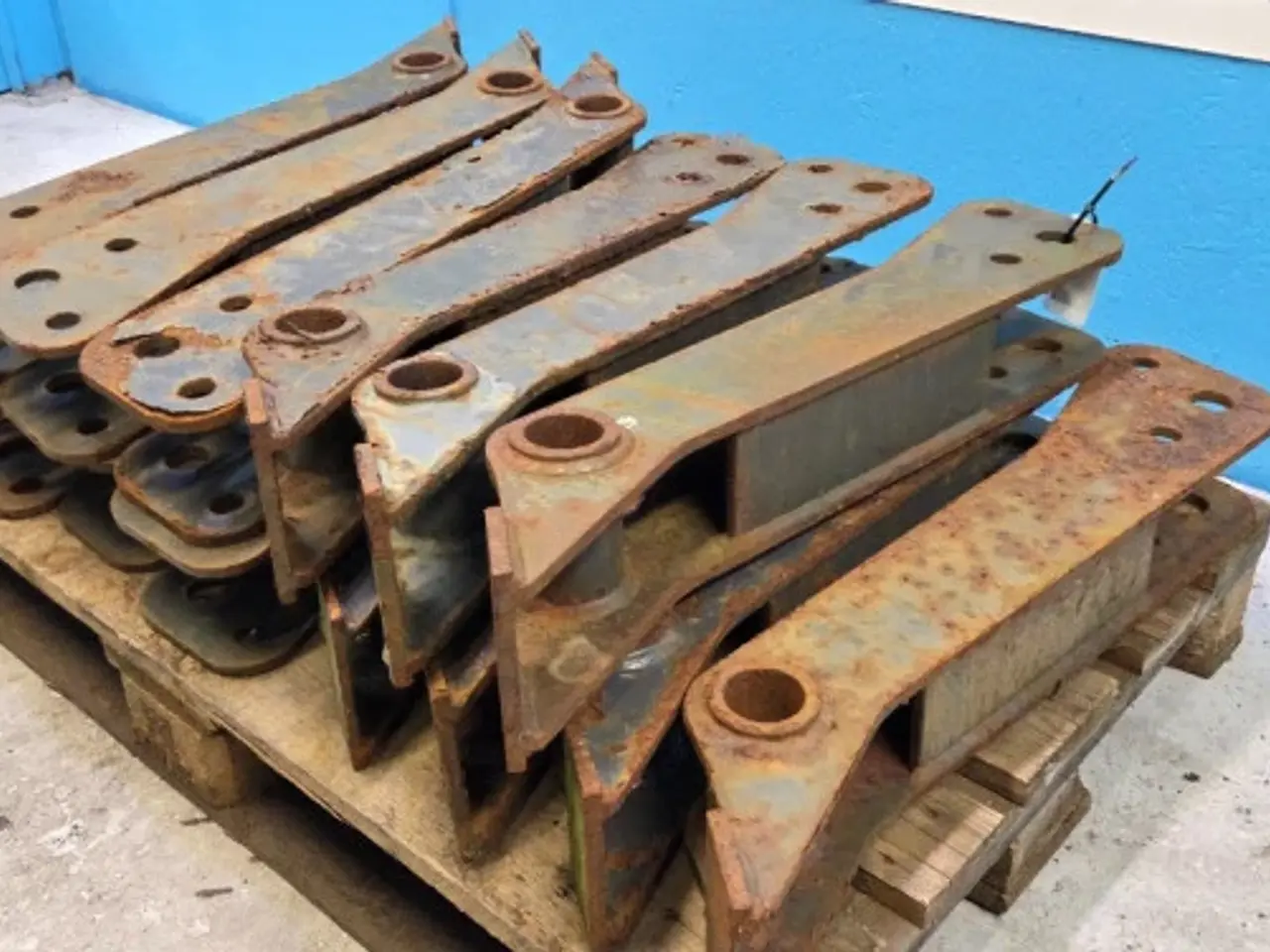 Billede 8 - New Holland B100B Support 87310368 14 Stk