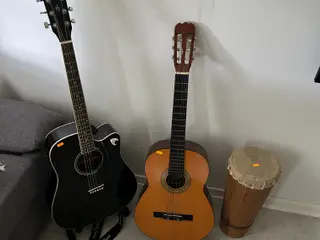 2 skt. Guitar samt tromme.