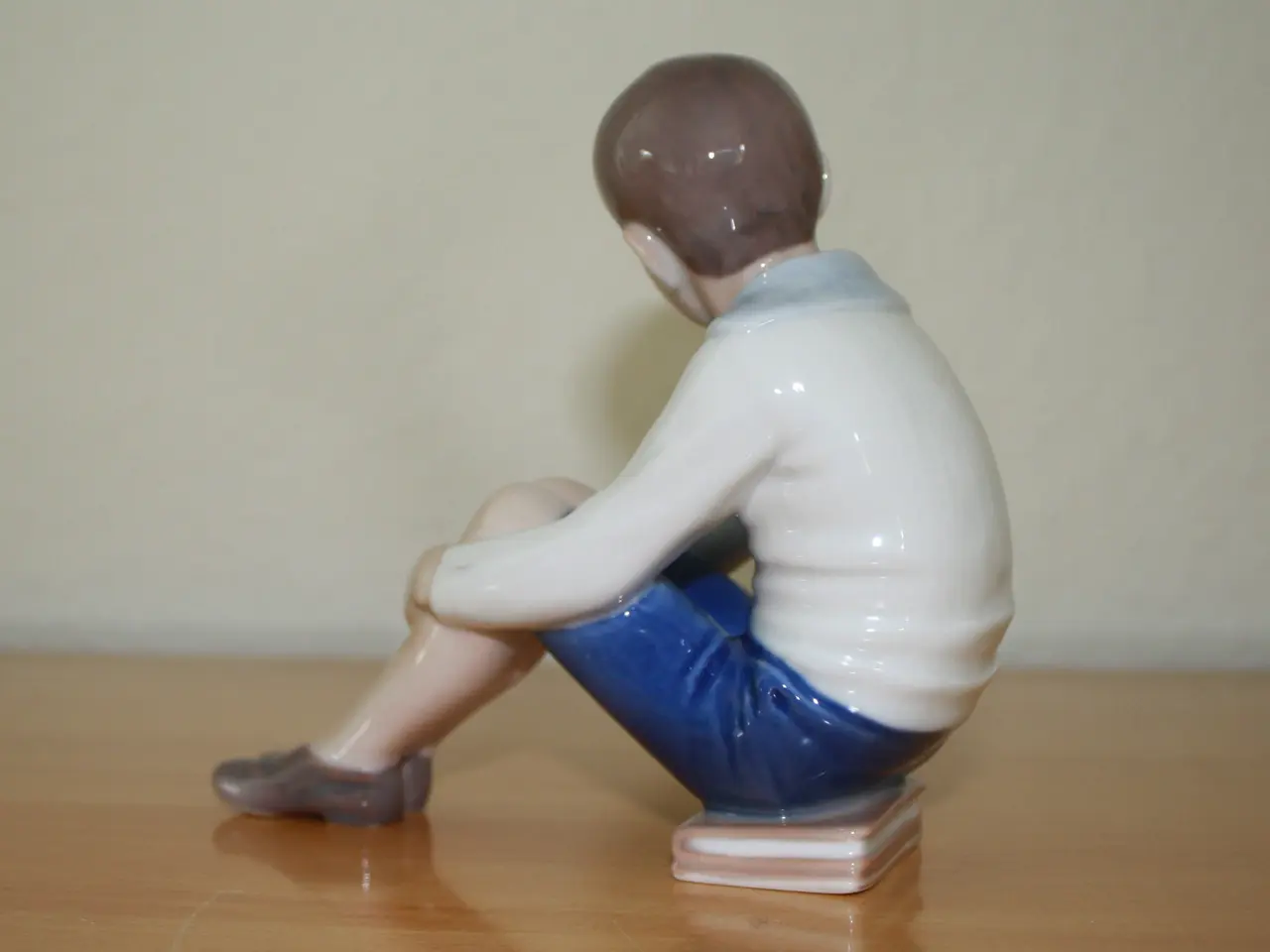 Billede 5 - Dreng, der sidder på bøger, figur fra B & G