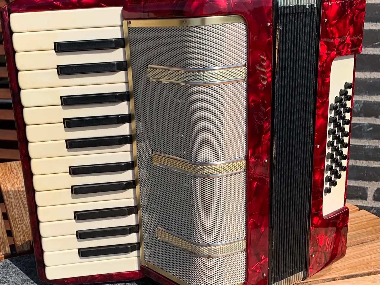 Billede 3 - Rød charmerende pianoharmonika