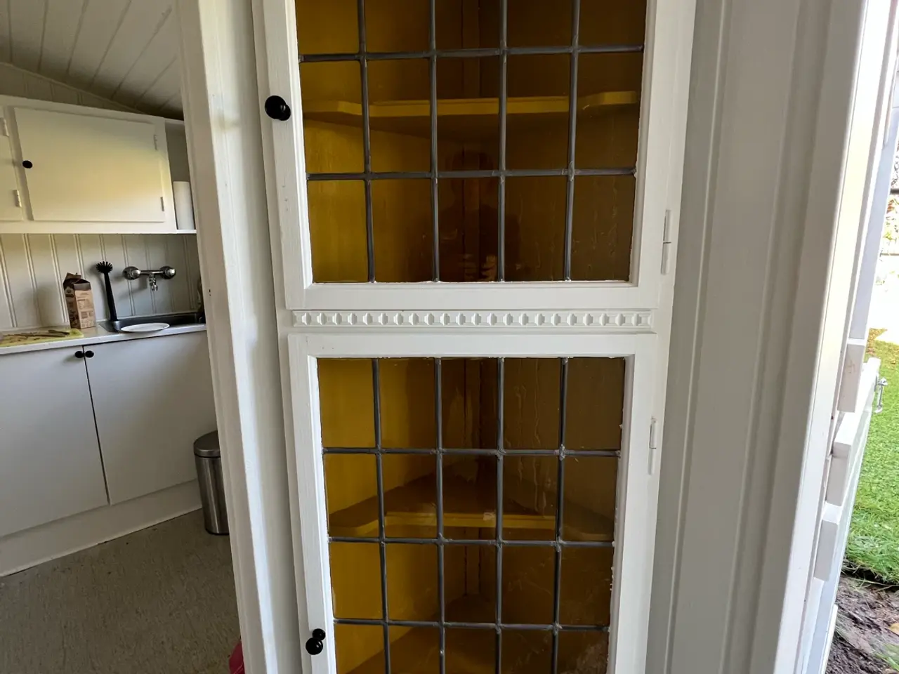 Billede 1 - Skønt gammelt vitrine /Hjørneskab