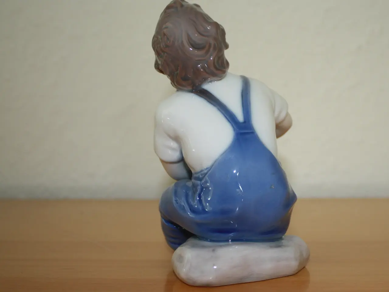 Billede 4 - Siddende dreng med én sko på, figur fra B&G