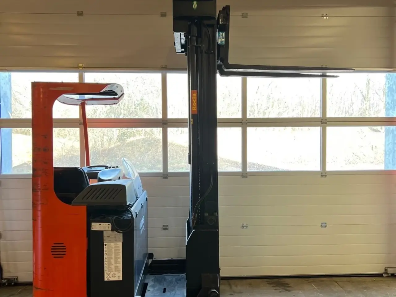 Billede 2 - Reachtruck med batteri fra 2019. 700 cm løftehøjde