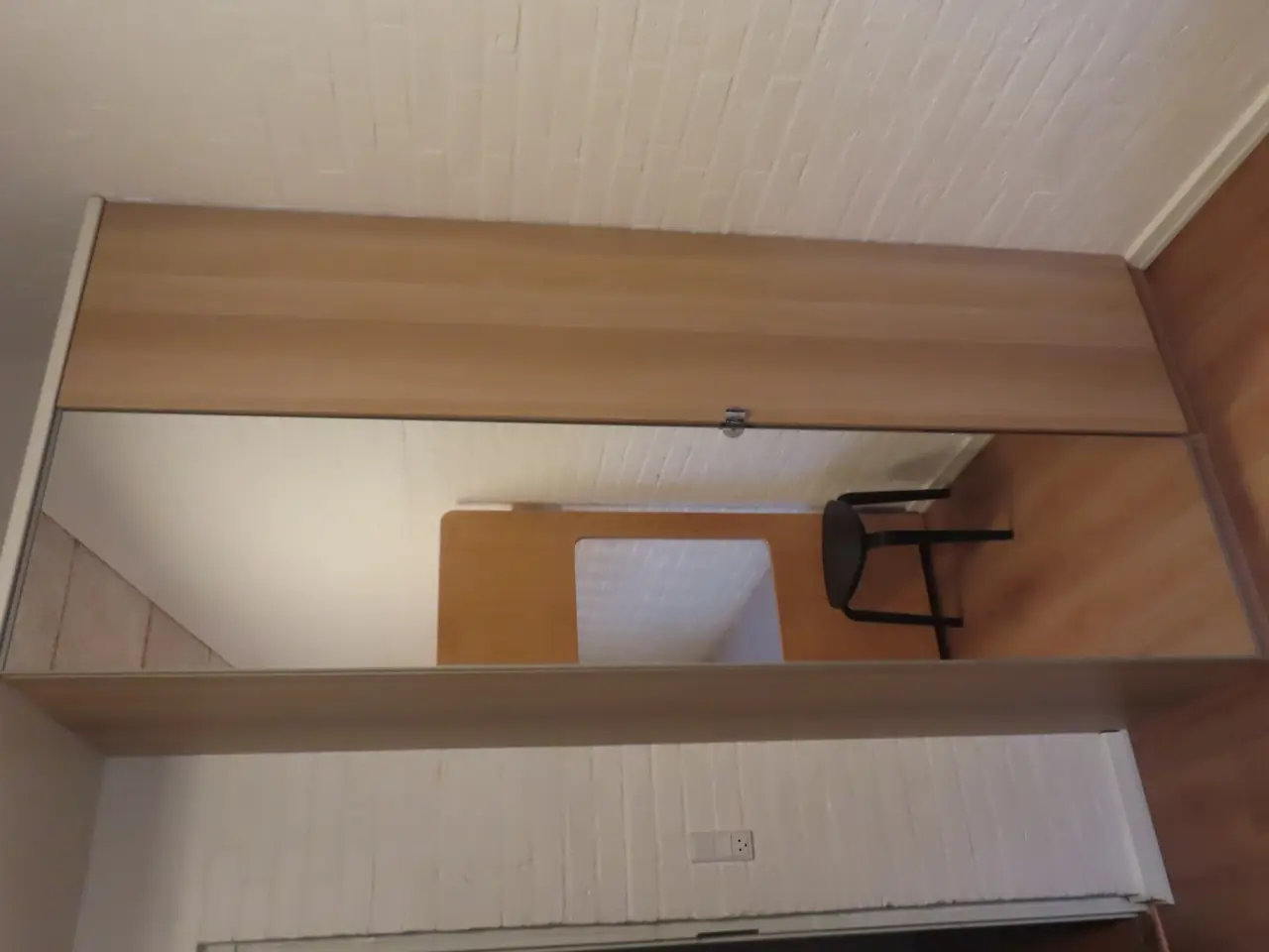 Billede 4 - Indhold på værelse af bord, køjeseng, skab mv.