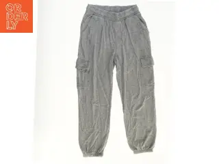 Grå cargo bukser fra H&M (str. 158)