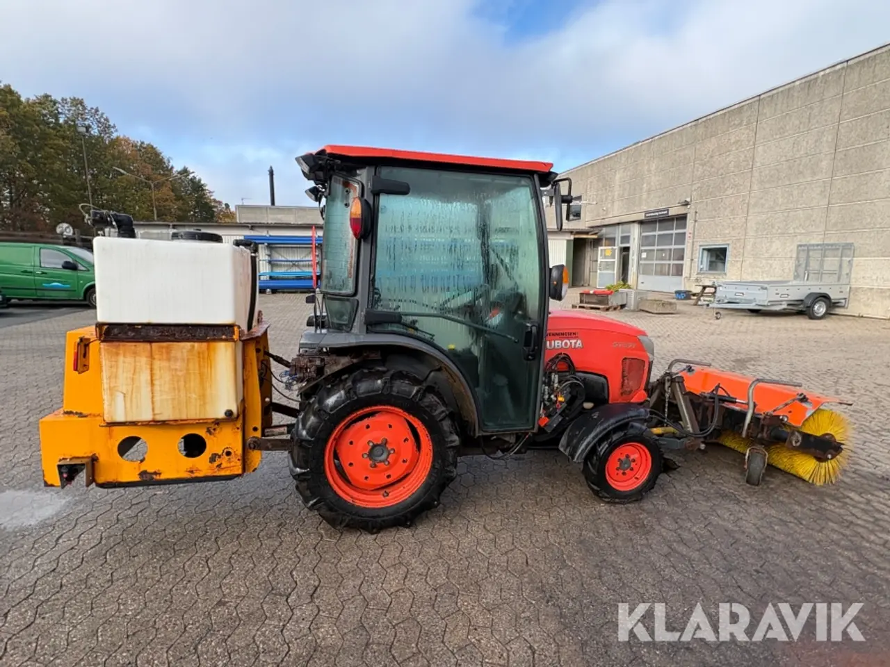 Billede 6 - Traktor Kubota ST371-C med kost og saltspreder