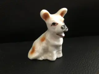 Hund til pynt - højden er 5 cm.