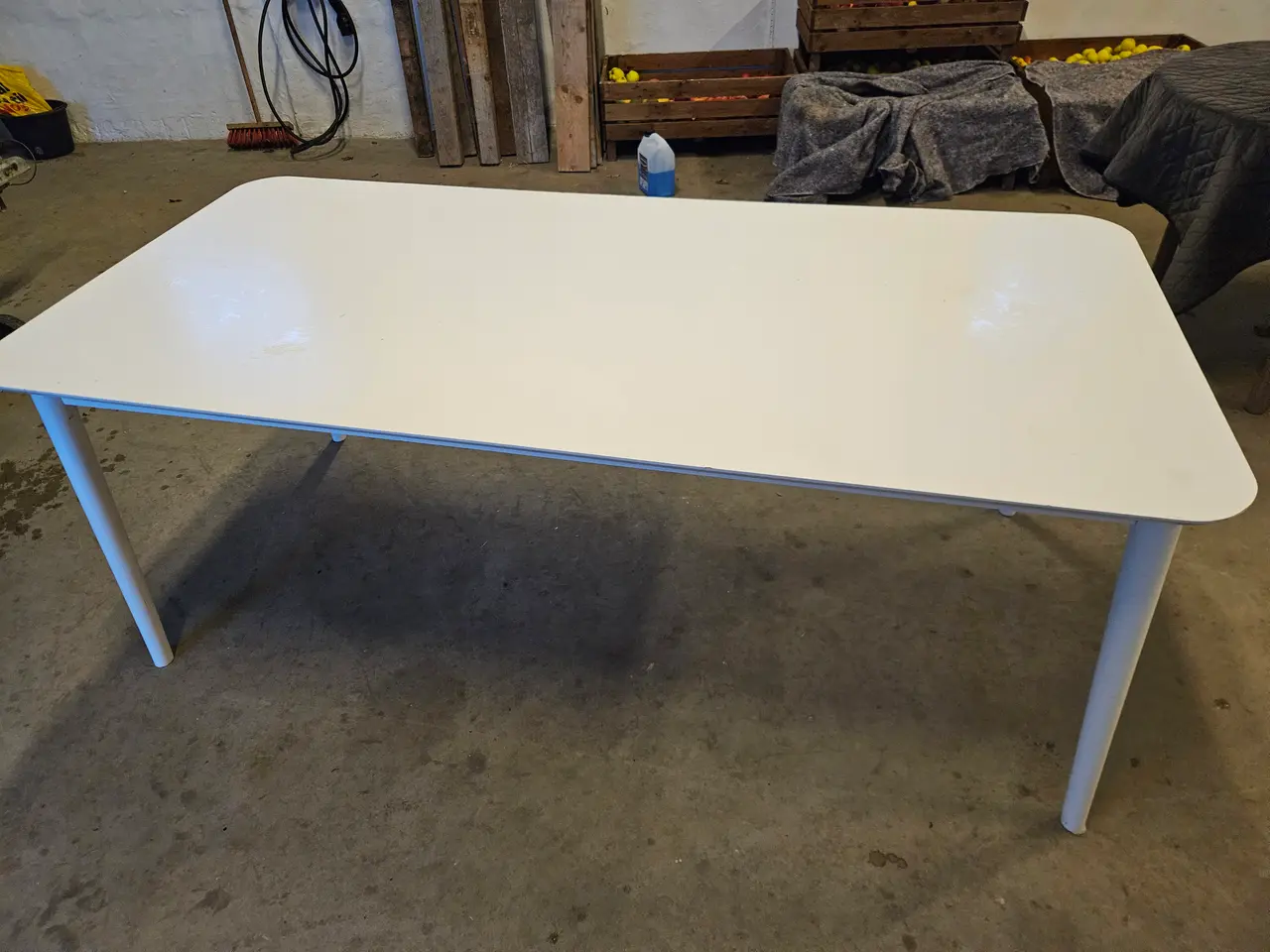 Billede 1 - Spisebord i hvid laminat