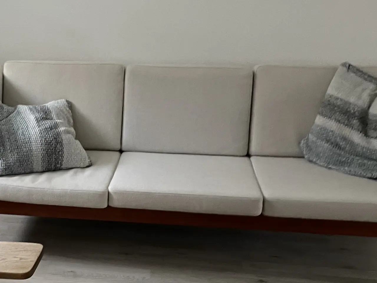 Billede 2 - Hans J. Wegner 3-personers sofa med træstel og lys