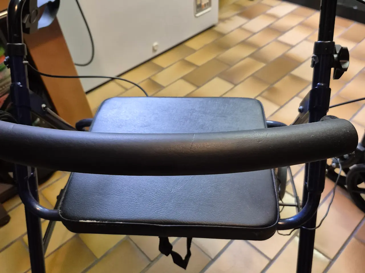 Billede 5 - Kørestol og rollator