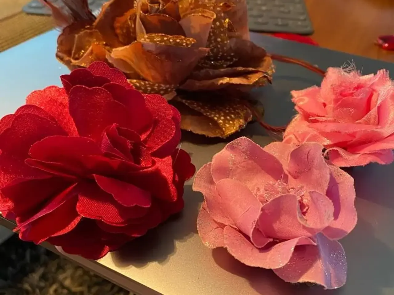 Billede 2 - Flotte blomster til håret med clips