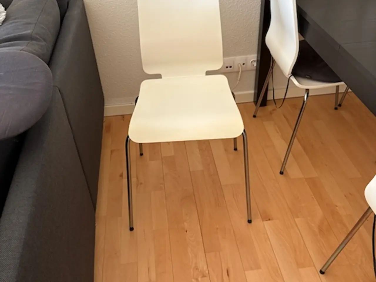 Billede 2 - 6 hvide stole sælges.