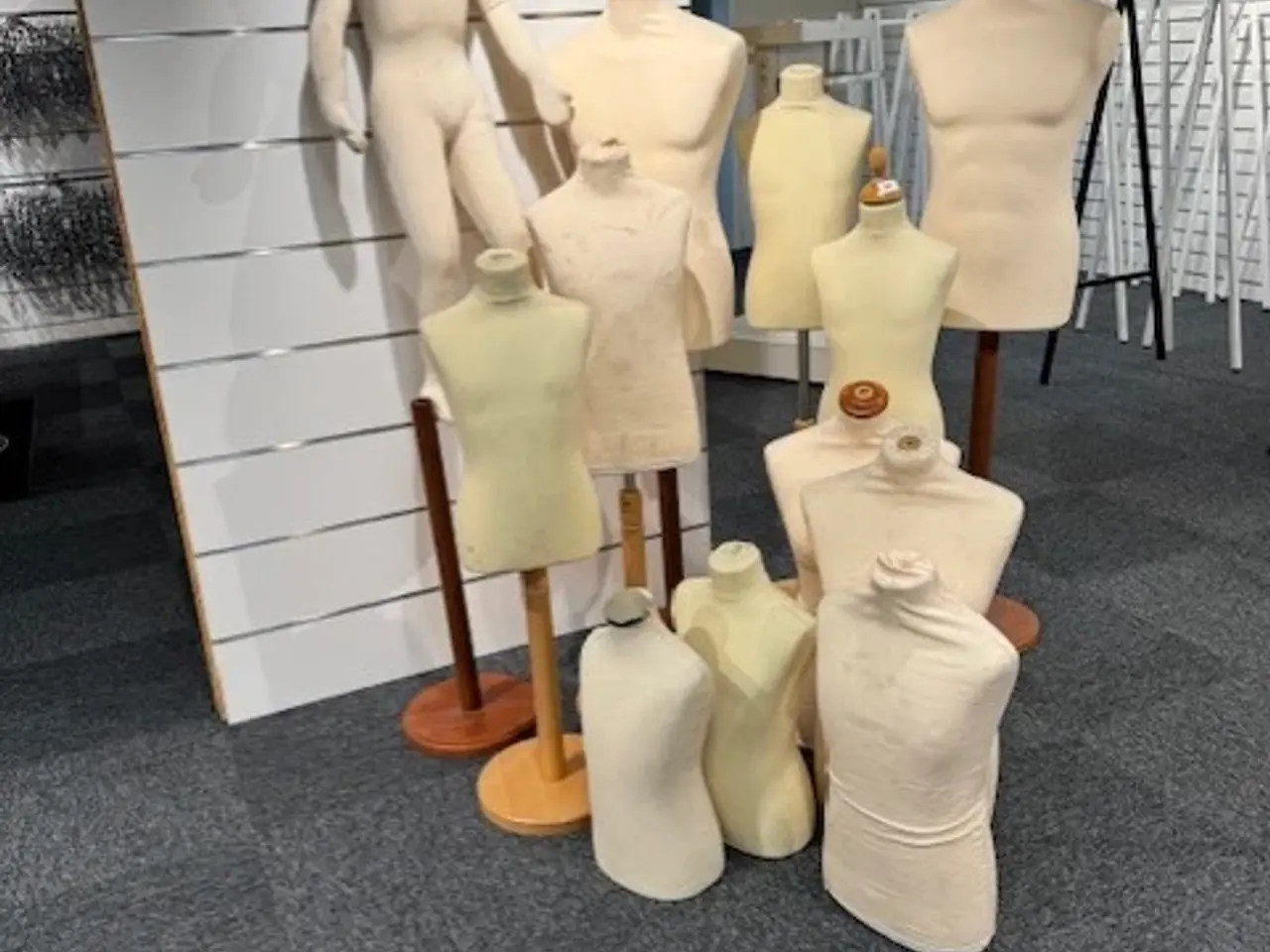 Billede 2 - butiksinventar og tilbehør sælges