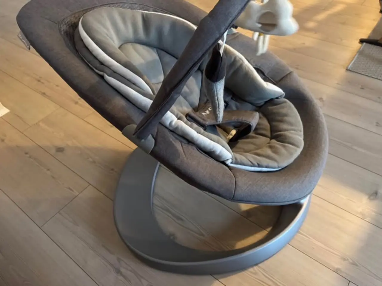 Billede 3 - Nuna LEAF Grow skråstol/vippestol med legetøjsbøjl