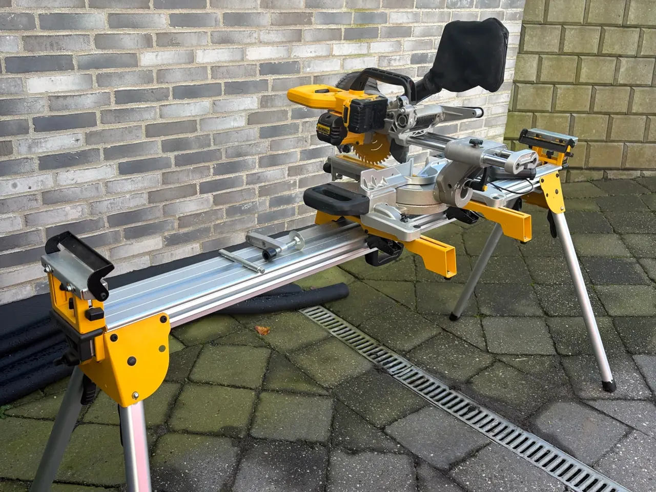 Billede 6 - DeWalt Kap-/geringssav på batteri med arbejdsbord 