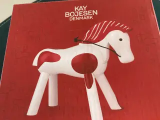 Kay Bojesen Hest i hvid og rød. Dette er en limite