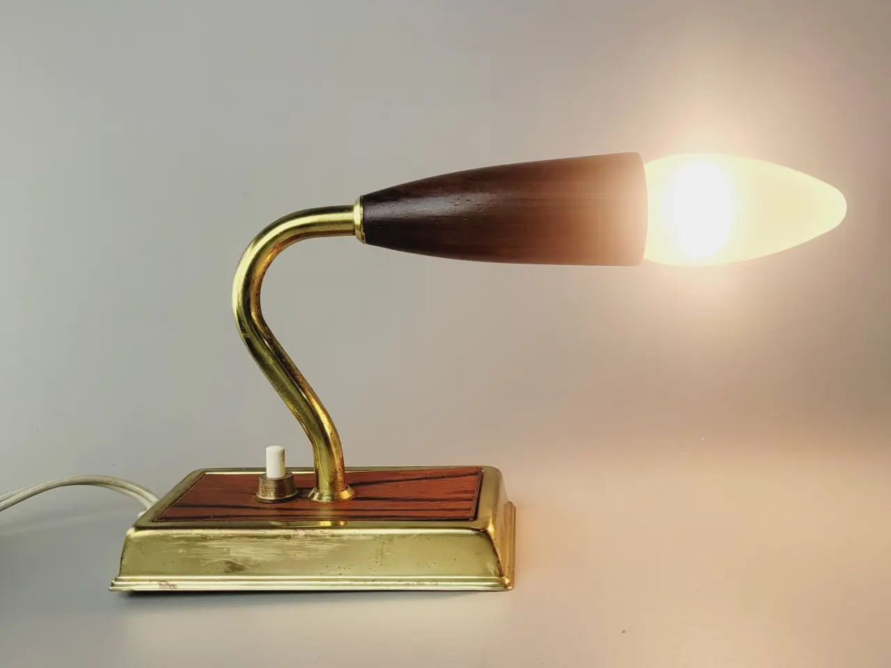 Billede 2 - ⭐️· Super flot retro væglampe i teak og messing