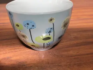 Lyseblå skål med blomster