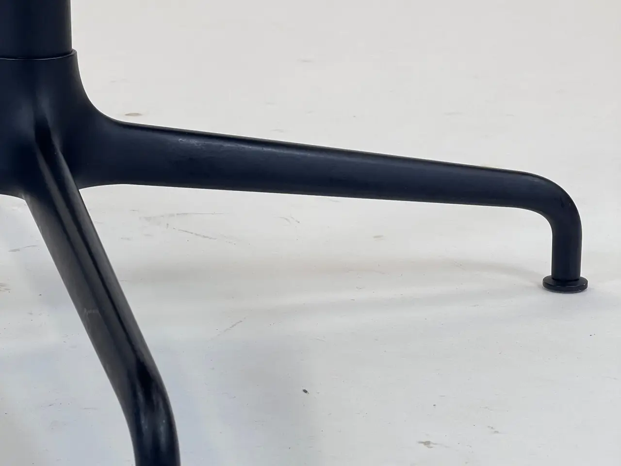 Billede 9 - GUBI Beetle Meeting Chair Stol – Grøn med Sort Stel