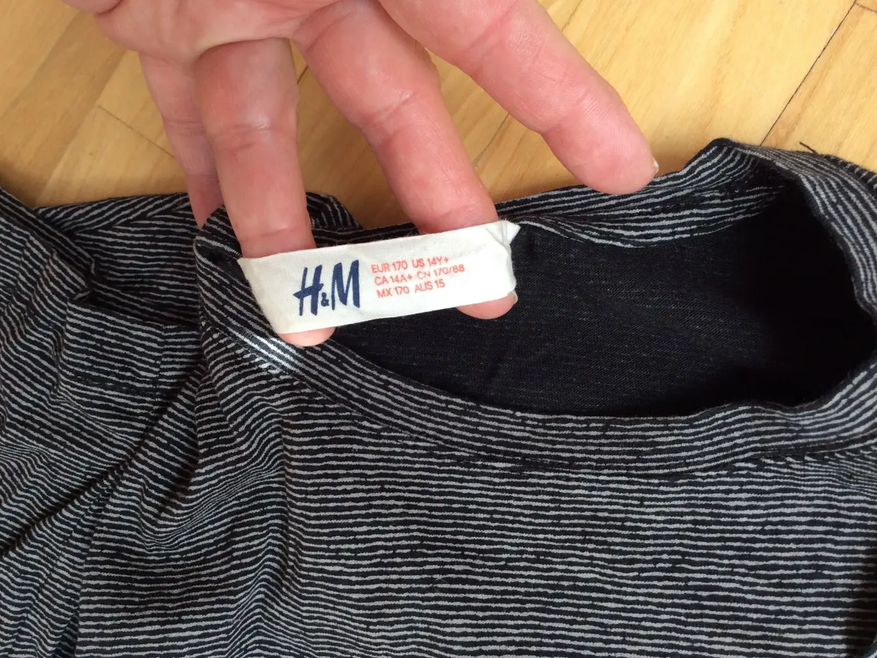 Billede 2 - Sort/gråstribet t-shirt